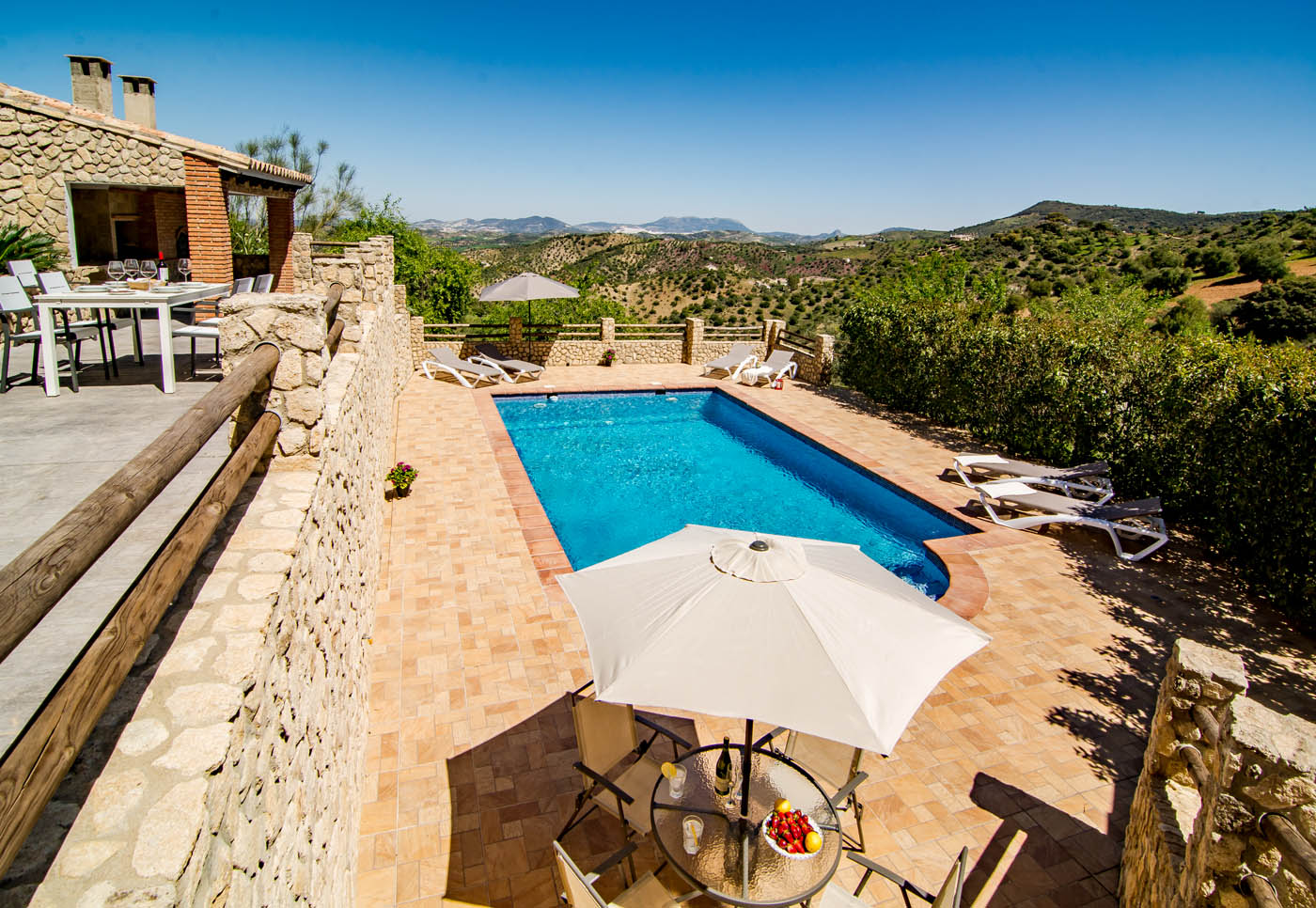 Piscina vista desde terrazas